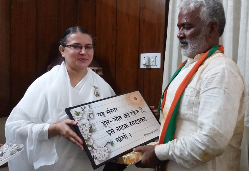 मेरठ, मोहकमपुर – बी.जे.पी. प्रदेश अध्यक्ष स्वतंत्र देव और उनके साथियों को रक्षा सूत्र बाँधते हुए बी. के. सुनीता बहन